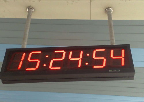 高清大图展示 办公室与工厂专业LED时钟电子产品的视觉魅力